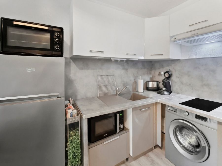 Plaques, four, micro-ondes, réfrigérateur et lave-linge