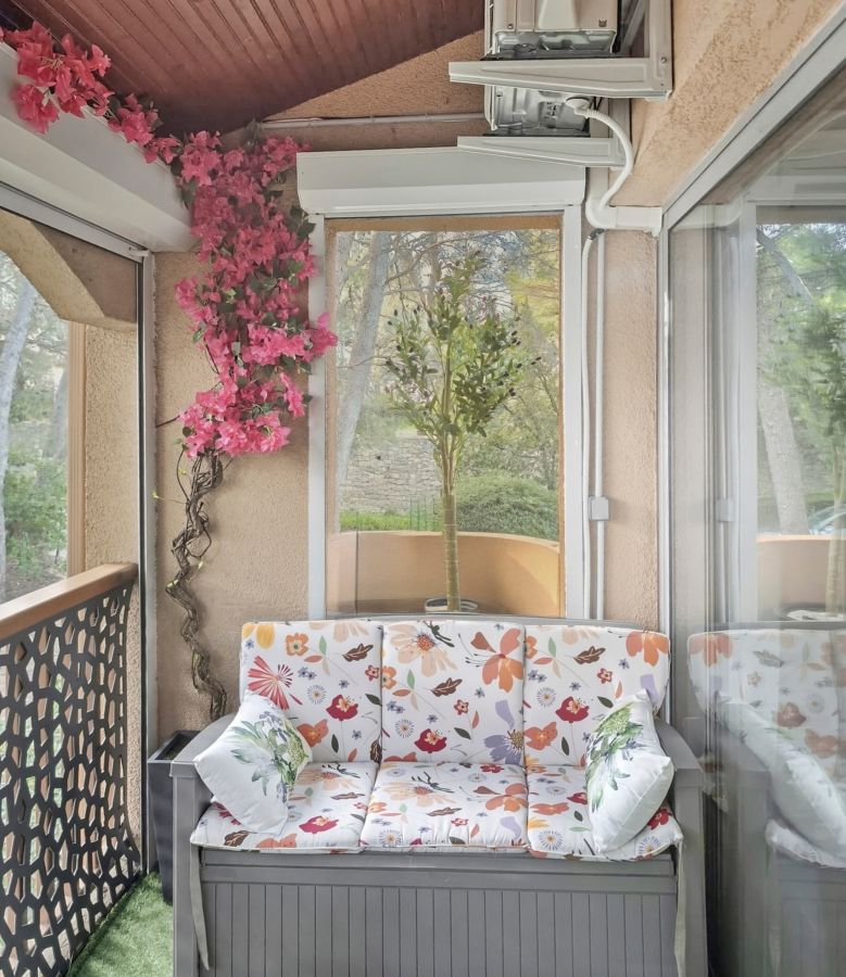 Banquette fleurie à l’ombre