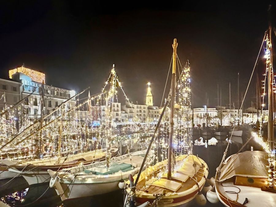 Le port illuminé le soir